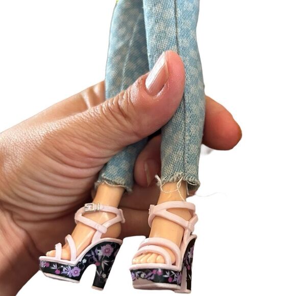 Rainbow High Daphne Minton Articulated Fashion Doll Series 3 Light Mint Green - Picture 5 of 6